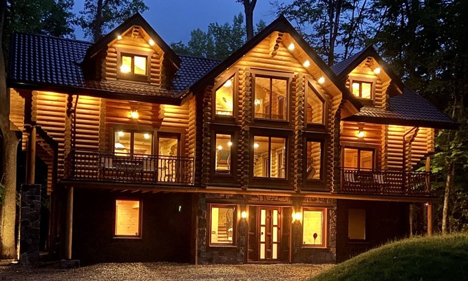 Tannersville House | Whispering Creek Retreat
