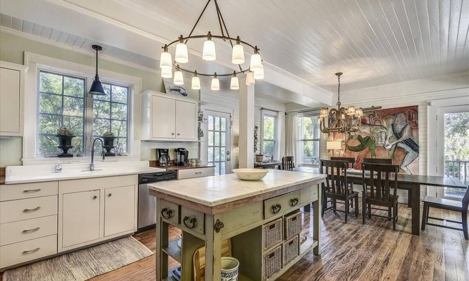 Tybee Island Cottage | Whispering Palms c. 1926 Pet Friendly, pool! Close to Beach & downtown Tybee