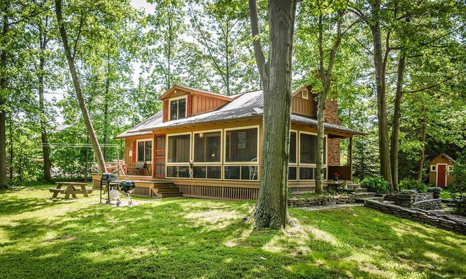 Town of Torrey Cottage | Whispering Pines Cabin:"Secluded Lakefront Retreat"
