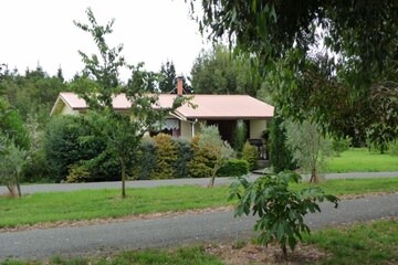 Featherston Cottage | Whispering Winds, private holiday cottage