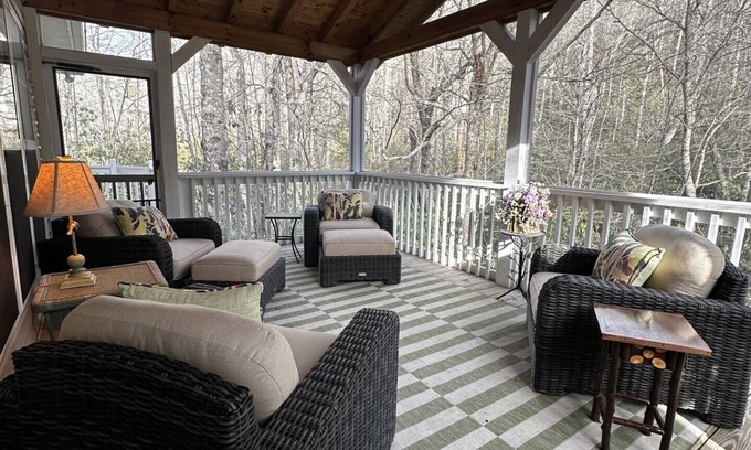 Highlands Cabin | Whispering Woods Walk to town from this 3 BR/2.5 cottage $400.00 nightly