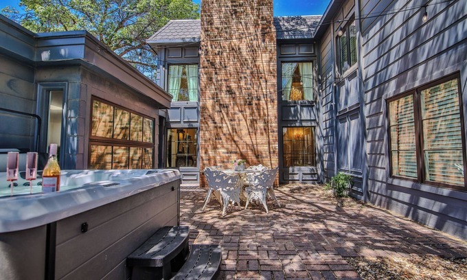 Tech Terrace House | Whistledown Manor 1 block to TTU Hot Tub