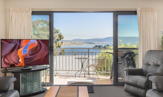 Jindabyne Apartment | Whistler 3 - An expansive 4 bedroom Jindabyne townhouse with astonishing views