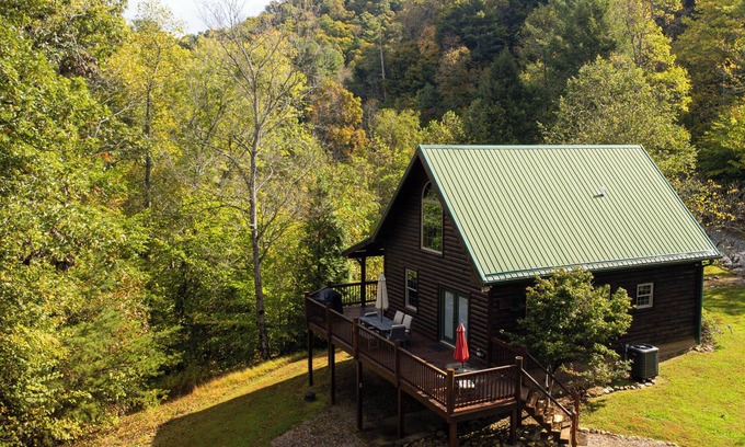 Bristol Cabin | Whistling Timbers Cabin, <1 mile from S. Holston River/Dam, pet-friendly w/fee