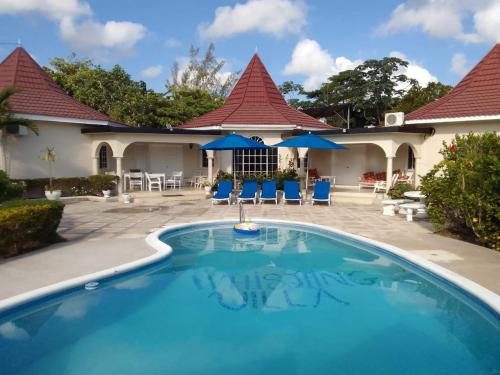 Runaway Bay Villa | Whistling Villa Runaway Bay