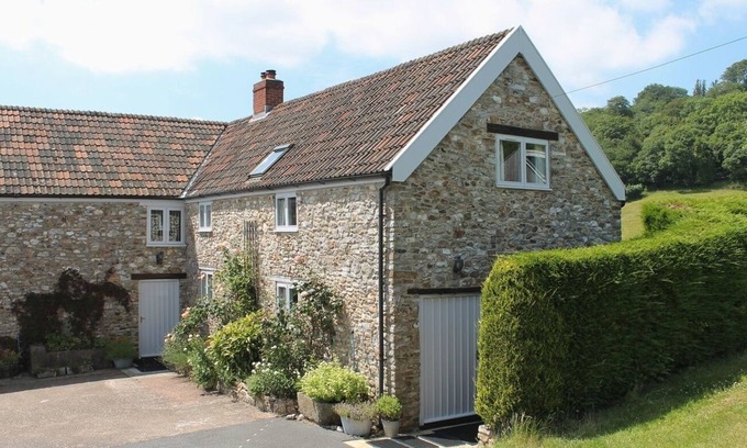 Monkton Cottage | WHITCOMBE COTTAGE, pet friendly, character holiday cottage in Honiton