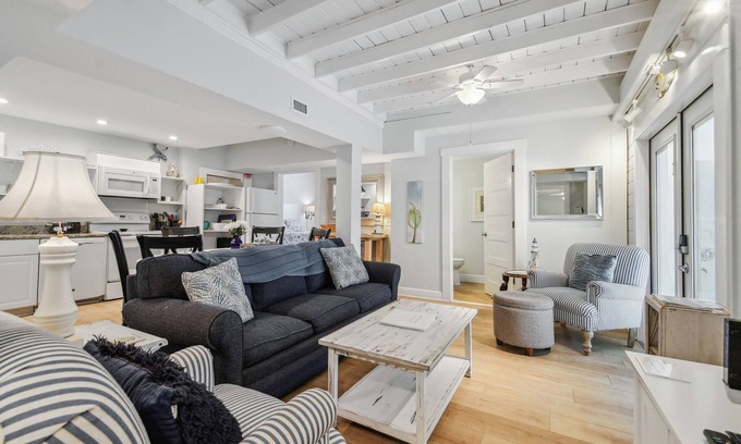 Clearwater Beach Cottage | White beaches, walk to restaurants and shops! Family vacation/Romantic getaway!