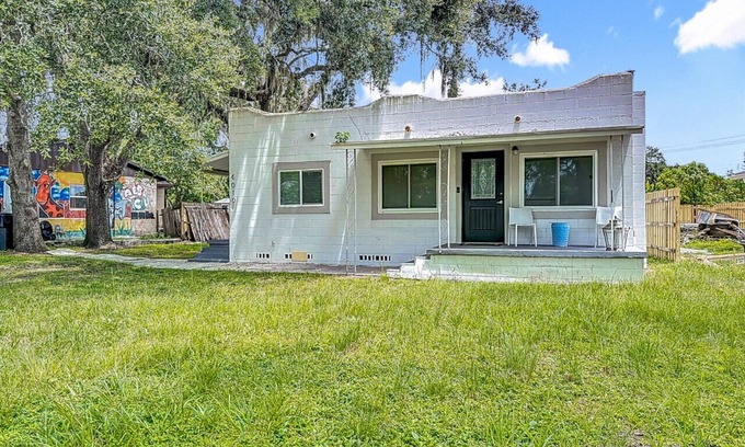 Temple Crest House | White Castle | 2 mi from Busch Gardens & Adventure Island