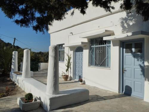 Leros House | White Cat