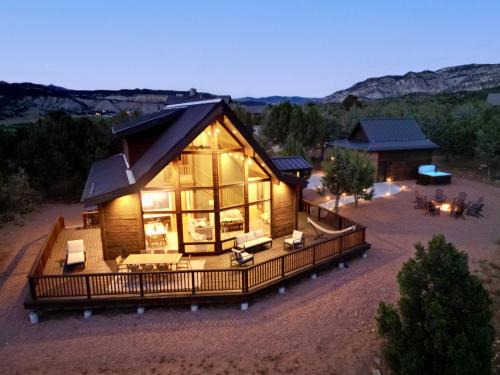 Orderville House | White Cliffs Vista Panoramic Views Hot Tub NPs
