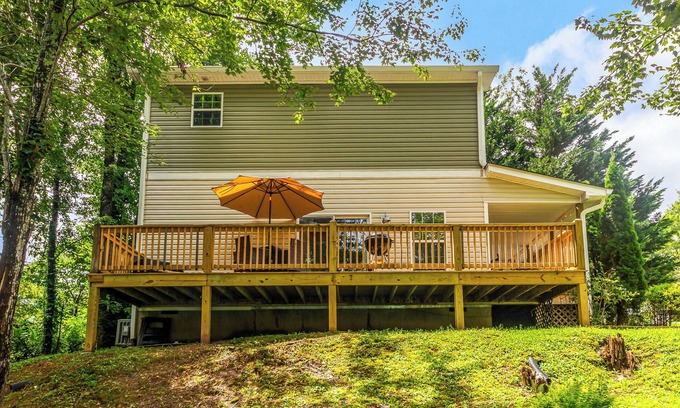 Skyland Cottage | "White Cottage Inn" Charming, Cozy, Convenient!