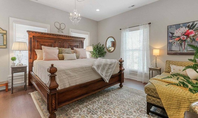 Lake Geneva Apartment | White House on Wisconsin-Upper |Renovated Colonial Revival |Horticultural Hall |Main St |Parking - 2
