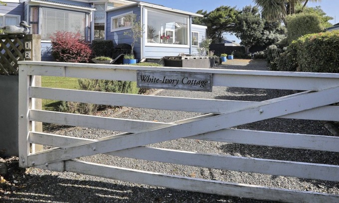 Riverton Cottage | ‘White ivory cottage’ in beautiful Taramea Bay