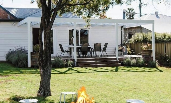Central Mudgee Cottage | White Lavender Cottage A Mudgee Garden Escape