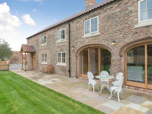 Carlton Miniott House | White Lodge Cottage