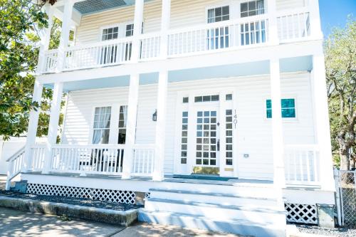 San Jacinto House | White Magnolia Galveston - Walk to Beach, Strand, Cruise, Pleasure Pier