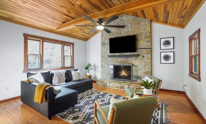 Laurelville Cabin | White Oak Woods-Hot-tub-Fire Pit-Grill-3 Season Patio-Corn Hole-Solo Stove