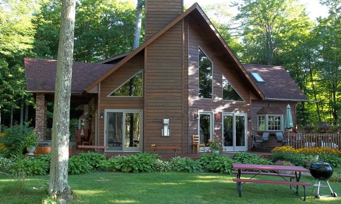 Chief Lake House | White Pines Retreat on Chief Lake