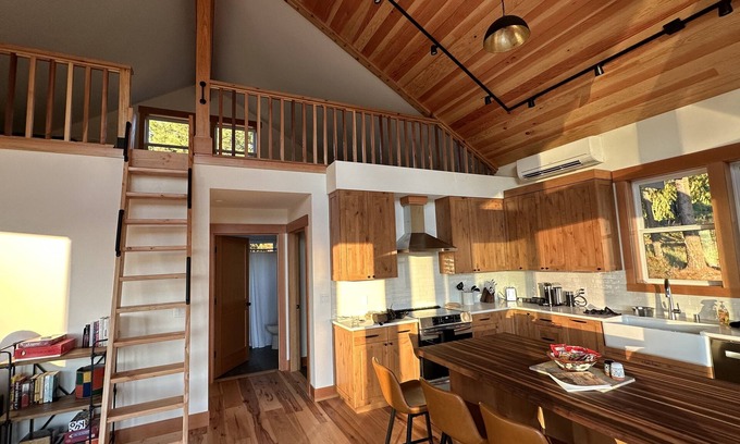 White Salmon Ski Chalet | White Salmon Chalet. Close to everything in the Gorge in serene view setting
