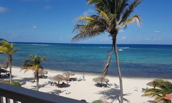 Colliers Bay House | White Sand, Oceanfront Unit w/ Balcony, Pools & Swim-Up Bars