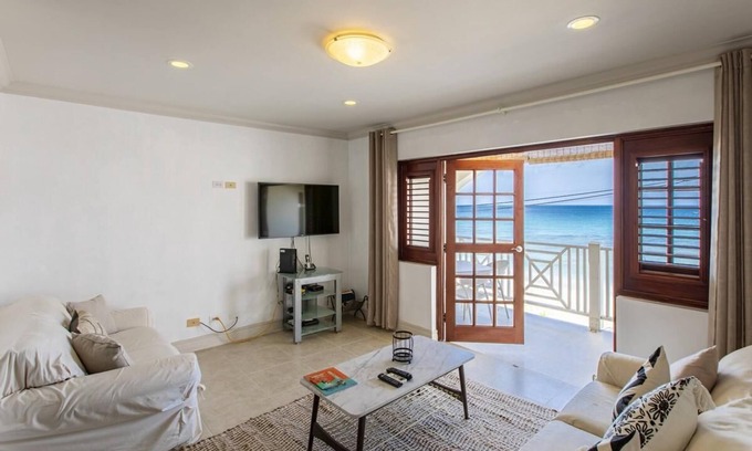Douglas Apartment | White Sands G4 - Beachfront