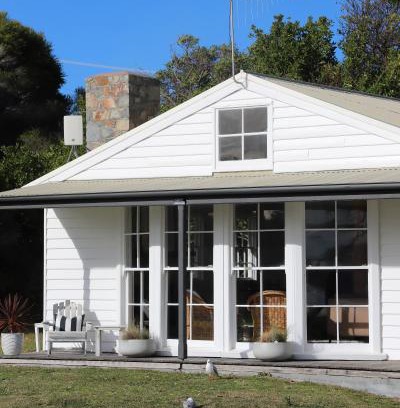 Falmouth House | White Shell Cottage - Woodfire & Beachfront