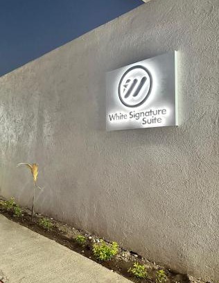 Kingston Hotel | White Signature Suite