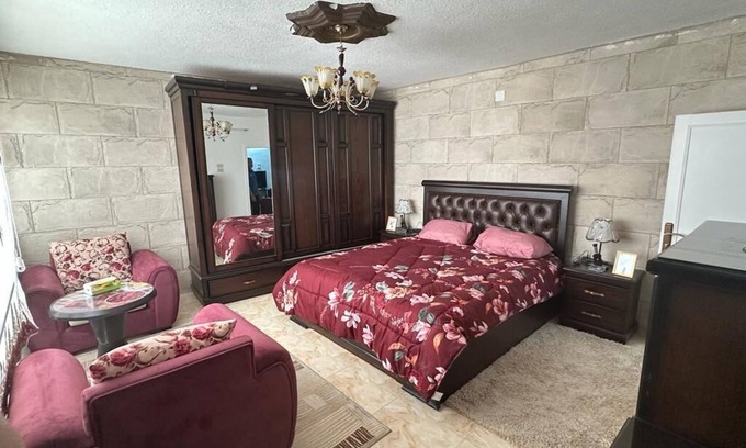 Jerash Apartment | White Tulips