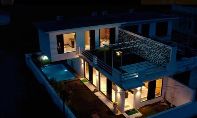 Malavli Villa | White woods