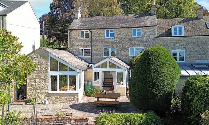 Painswick Cottage | Whitehall Cottage - sleeps 8 guests in 4 bedrooms