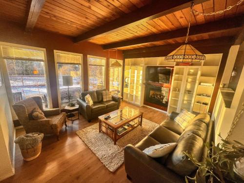 Whitehorse House | Whitehorse Home on the River