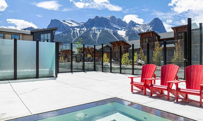 Canmore Apartment | WhiteSpruce-Spacious 2 Bed + Den w Hot Tub