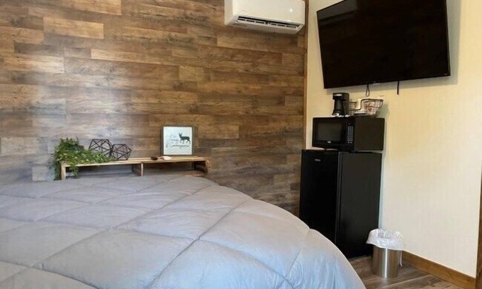 Sedan Hotel | Whitetail Inn