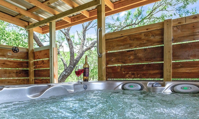 Llano Cabin | Whitetail Oaks Texas Star Cabin | Hill Country Views | Whirlpool Tub | Fire pit | NO PETS