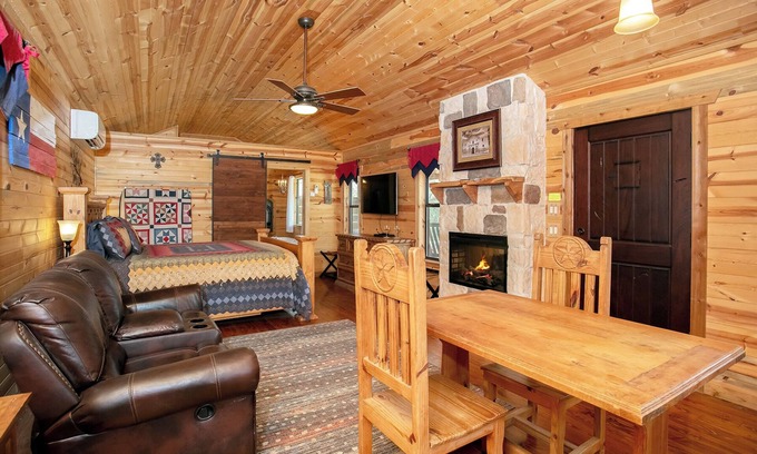 Llano Cabin | Whitetail Oaks The Hideout | Hill Country Cabin | Hot Tub | Full Kitchen | NO PETS