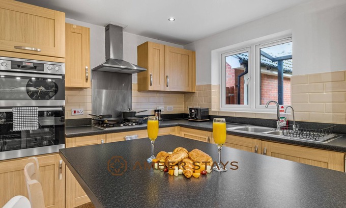 Reading House | Whitley House | 5 Bed 2.5 Baths | Reading