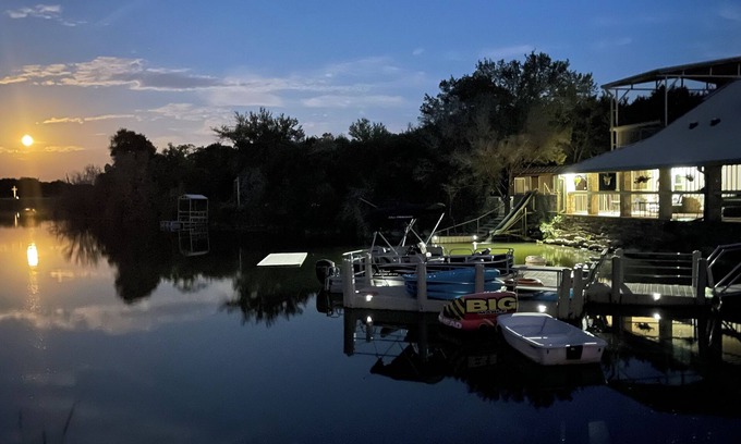 Graham Villa | Whole Campus on Lake Godstone
