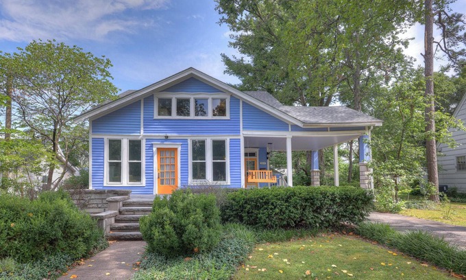 Carthage House | Whole Home Rental - 2 minute walk to Marian Days