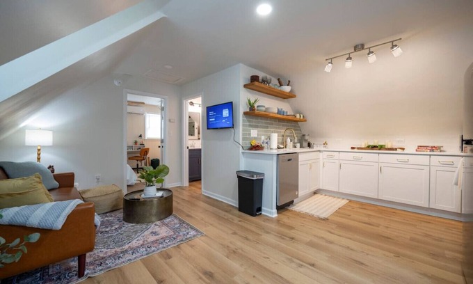 Lynchburg House | *Whole House* | 4-BR Home | 2 Kitchens + Free WiFi