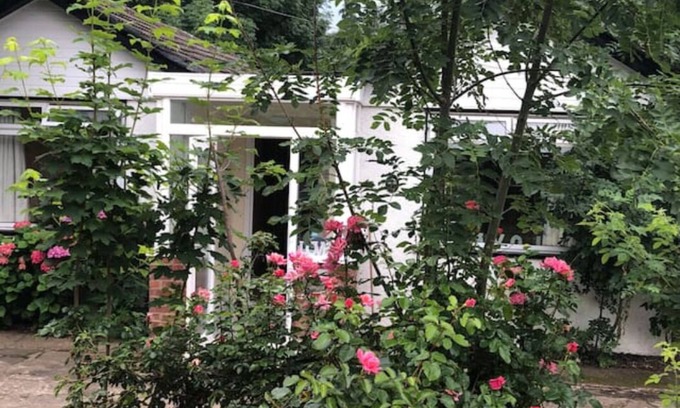Cray Valley East House | Whole house cottage with parking and huge garden