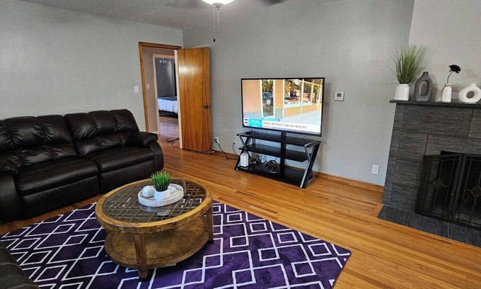 Manhattan House | Whole House Sleeps 9 with Ample Space Close to KSU & MHS