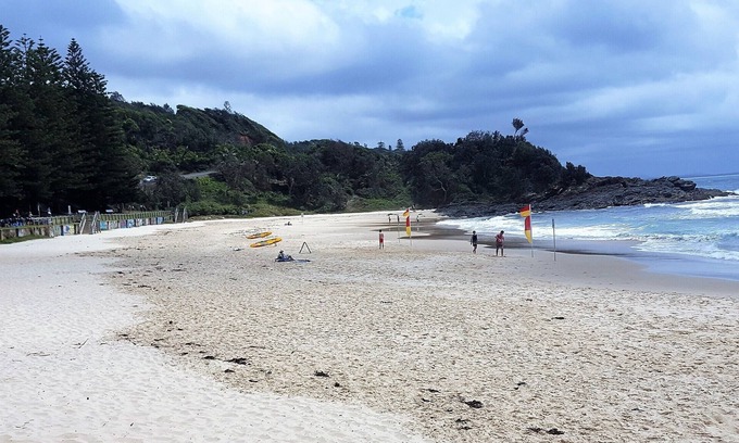 Port Macquarie House | Whole House WiFi Sundecks. Walk to Flynn's Beach + Dining. Family + Dog Friendly