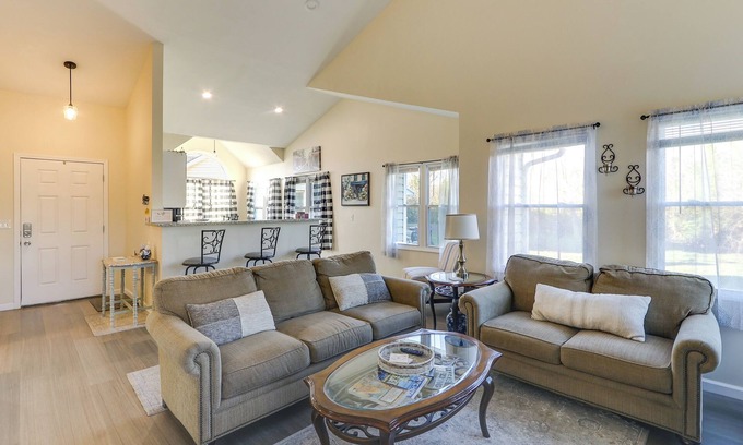 Greenwich House | Wichita Townhome w/Patio: 9 Mi to Downtown!