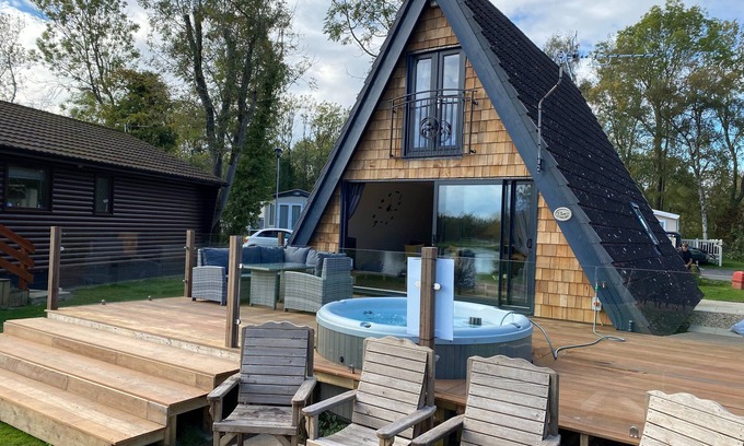 Tattershall Cabin | Widgeon is prime location on duck lake, bbq & Large Hot Tub with private fishing @tattershall lakes