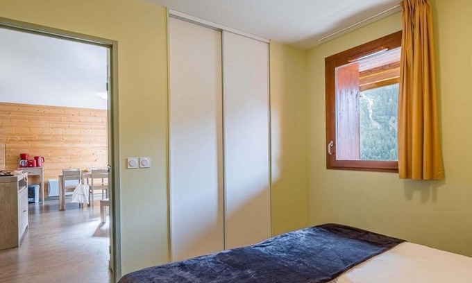 Vaujany Apartment | Wifi, 50m from ski lifts, fitness, swimming pool, sauna, hammam, balcony, parking, tv, 50-65m²