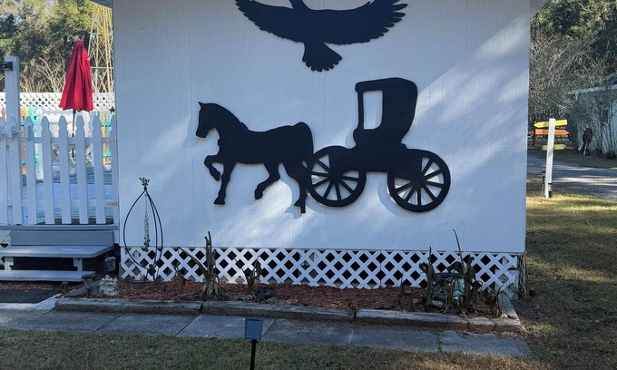 Dunnellon Cottage | WiFi, AC, hot tub, pool, gym, horses welcome!