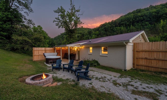 Stanton House | WiFi, Hot Tub, Pets, Prime Location in Red River Gorge!