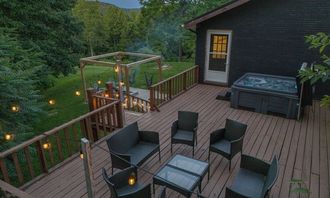 Pine Ridge Cottage | WiFi, Hot Tub, Pool Table, Pet Friendly - Huckleberry Arch in Red River Gorge