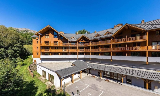 Les Bottieres Apartment | Wifi, ski-in/ski-out & foot of the slopes, fitness, swimming pool, terrace, balcony, parking, tv
