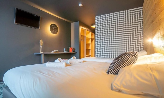 Saint-Chaffrey Hotel | Wifi, view mountain, swimming pool, sauna, hammam, balcony, parking, ski locker, 20m²